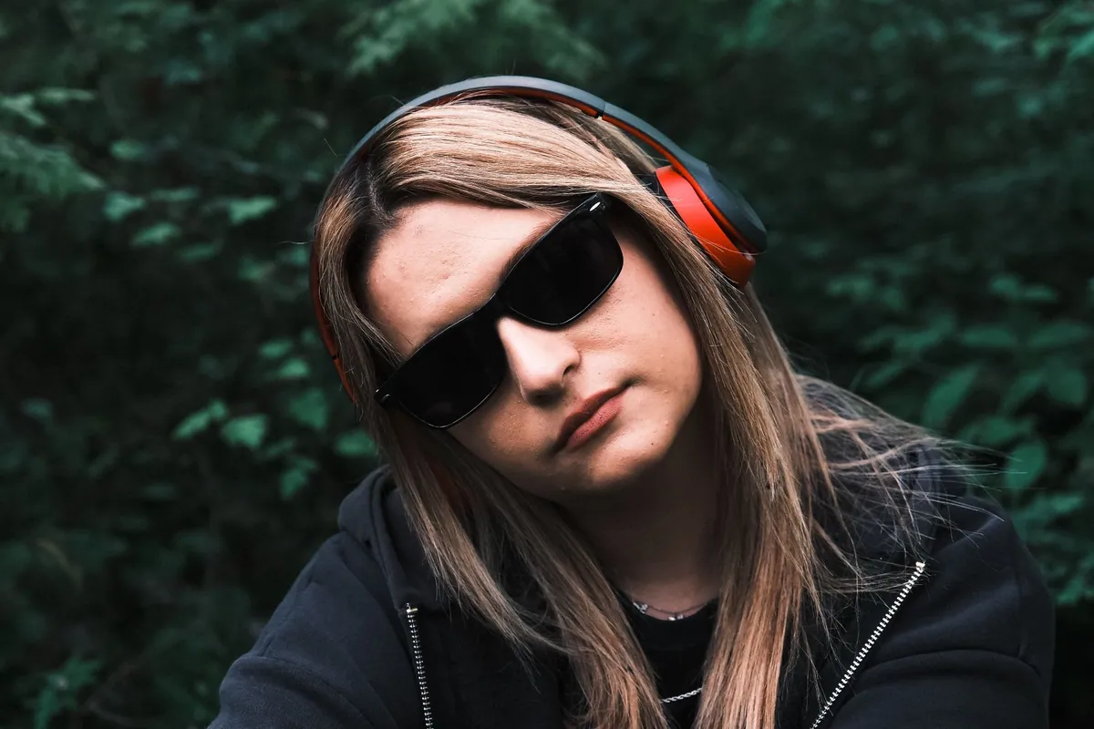 Žena v polarizačních slunečních brýlích na slunci